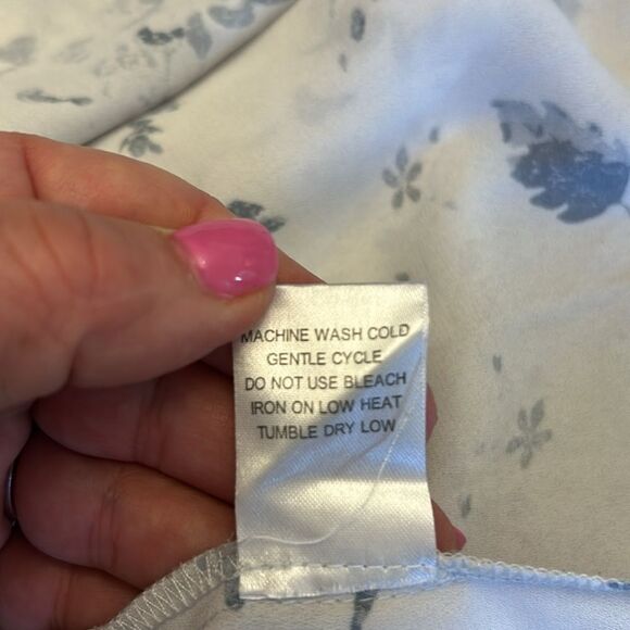 Violet + Claire blue/gray white floral sleeveless blouse Size M EUC - Picture 10 of 11